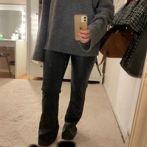 Svarta skinnbyxor med dragkedja - Jättefina skinnbyxor som är i bootcut, höga i midjan och en kedja på sidan. Långa i benen jag är 168