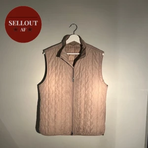 Tiger of sweden väst - Säljer nu min beigea väst från Tiger of Sweden. En quiltad och vadderad väst som passar bra under någon större jacka eller bara för sig själv. Storlek M.  Skriv vid frågor!🙌