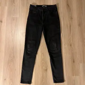 Säljer nu dessa jeans från märket Levi’s. Passformen är skinny. Modellen på bild 2 är 180cm lång & väger ca 60kg. Hör av dig vid frågor eller fler bilder!