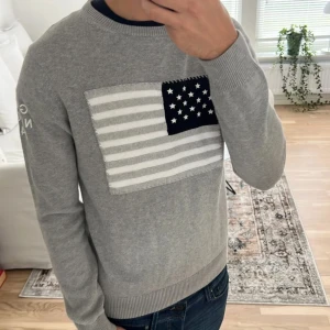 Gant tröja  - Hej säljer denna Gant tröjan med den amerikanska flaggan på.  🇺🇸🔥 Tröjan är i bra skick ✅ utan några fläckar eller hål.  Nypris på denna tröja är 1300kr 💵 Tröjan är i storlek M men passar nästan mer som storlek S! Kom gärna med prisförslag!!!👍⭐️