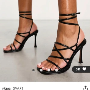 Svarta klackar med snörning - Snygga svarta klackar med hög klack och snörning runt ankeln från ASOS. Helt nya kvar i förpackningen, strl 38💓