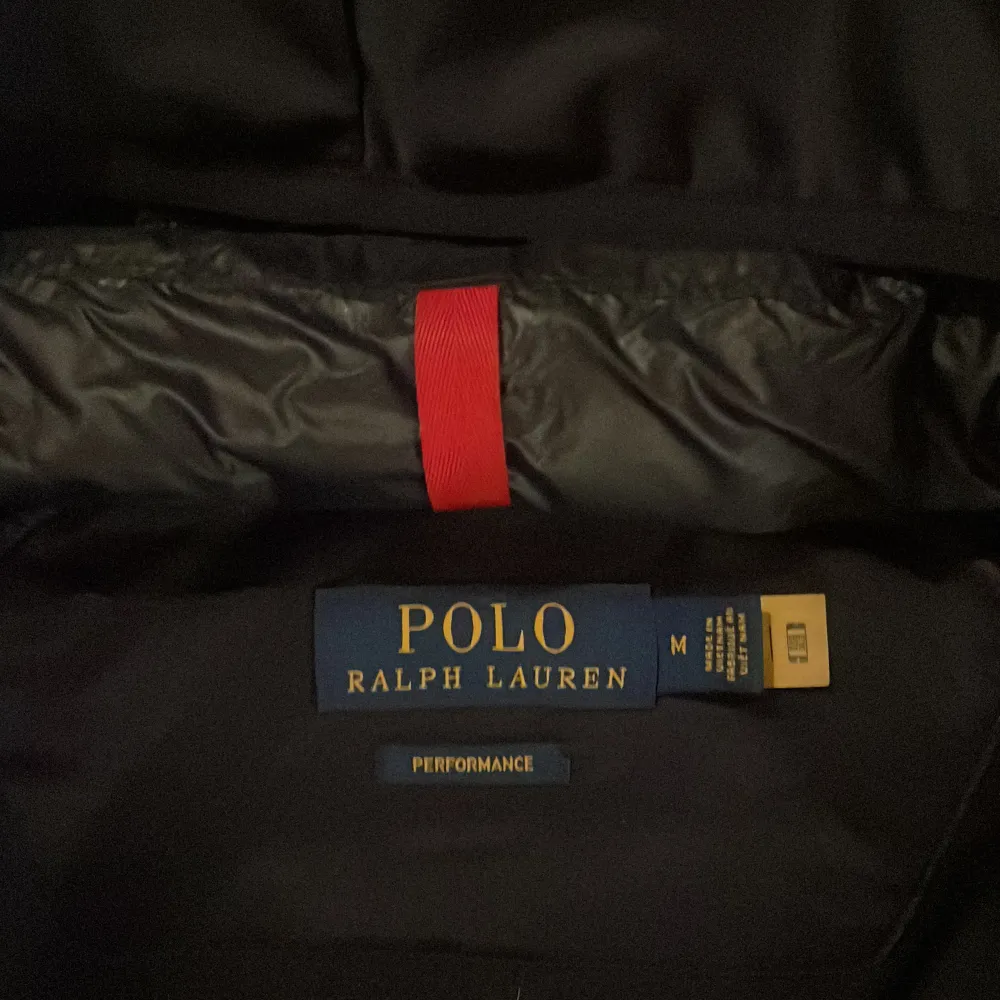 Säljer en snygg mörkblå cardigan från Polo Ralph Lauren i storlek M. Köpt på NK för 4000 kr, den är knappt använd då jag fick en annan cardigan. Skicket är 9/10 i princip oanvänd. Jackor.