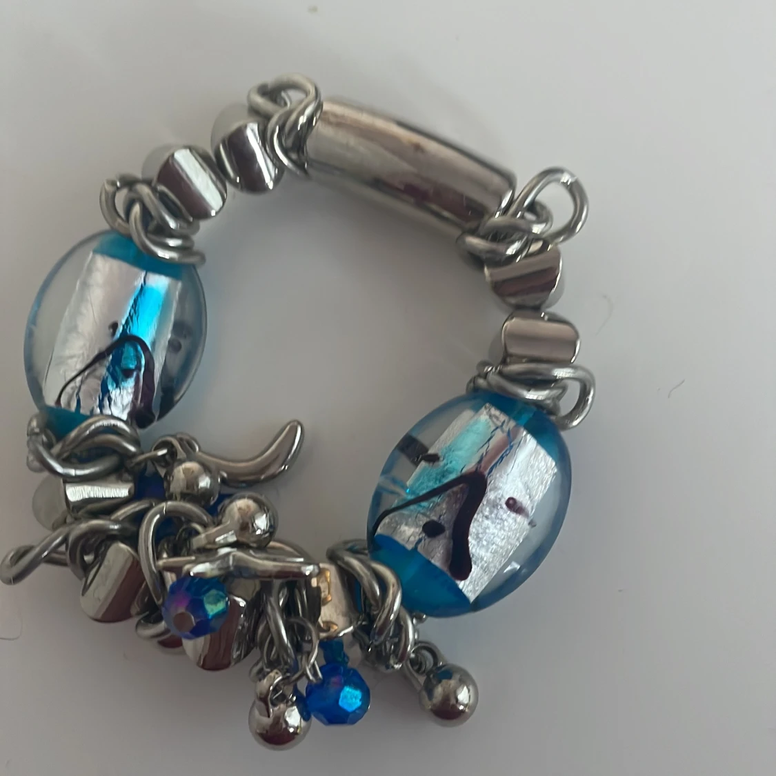 Blått och silverfärgat armband med pärlor