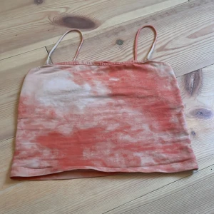 Mönstrad linnetopp från Gina Tricot - Säljer en snygg och somrig linnetopp från Gina Tricot i storlek XS. Toppen har ett unikt mönster i orange och beige toner, perfekt för varma dagar. Den är ärmlös med smala axelband och har en avslappnad passform. Linnet har även en dubbelvikt kant fram🩷