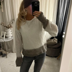 Vit och grå stickad tröja - Mysig stickad tröja i vitt och grått. Perfekt för höst och vinter! Såå skön❣️❣️