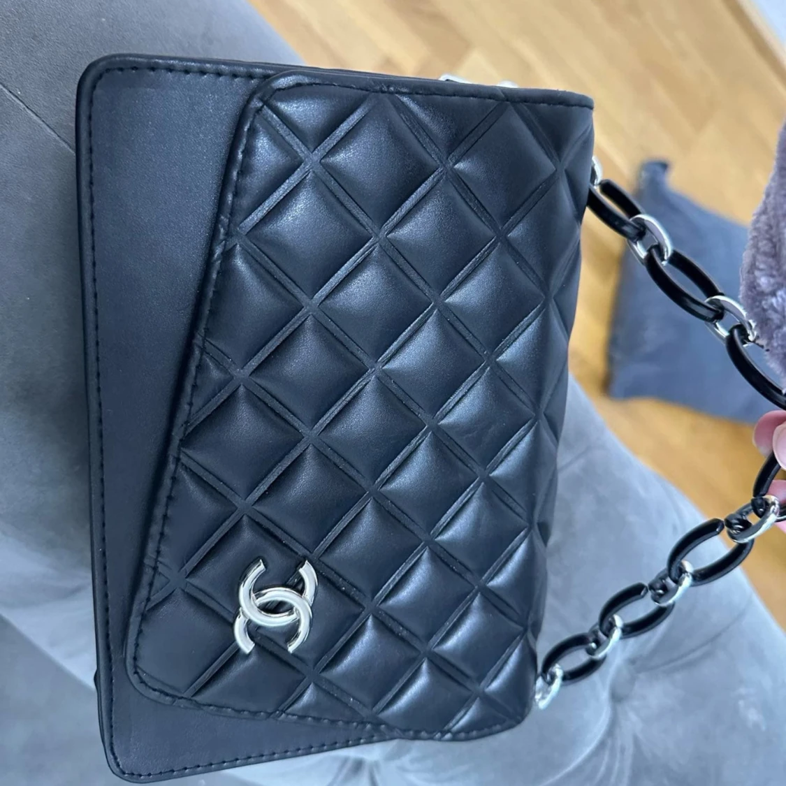 Svart quiltad axelväska