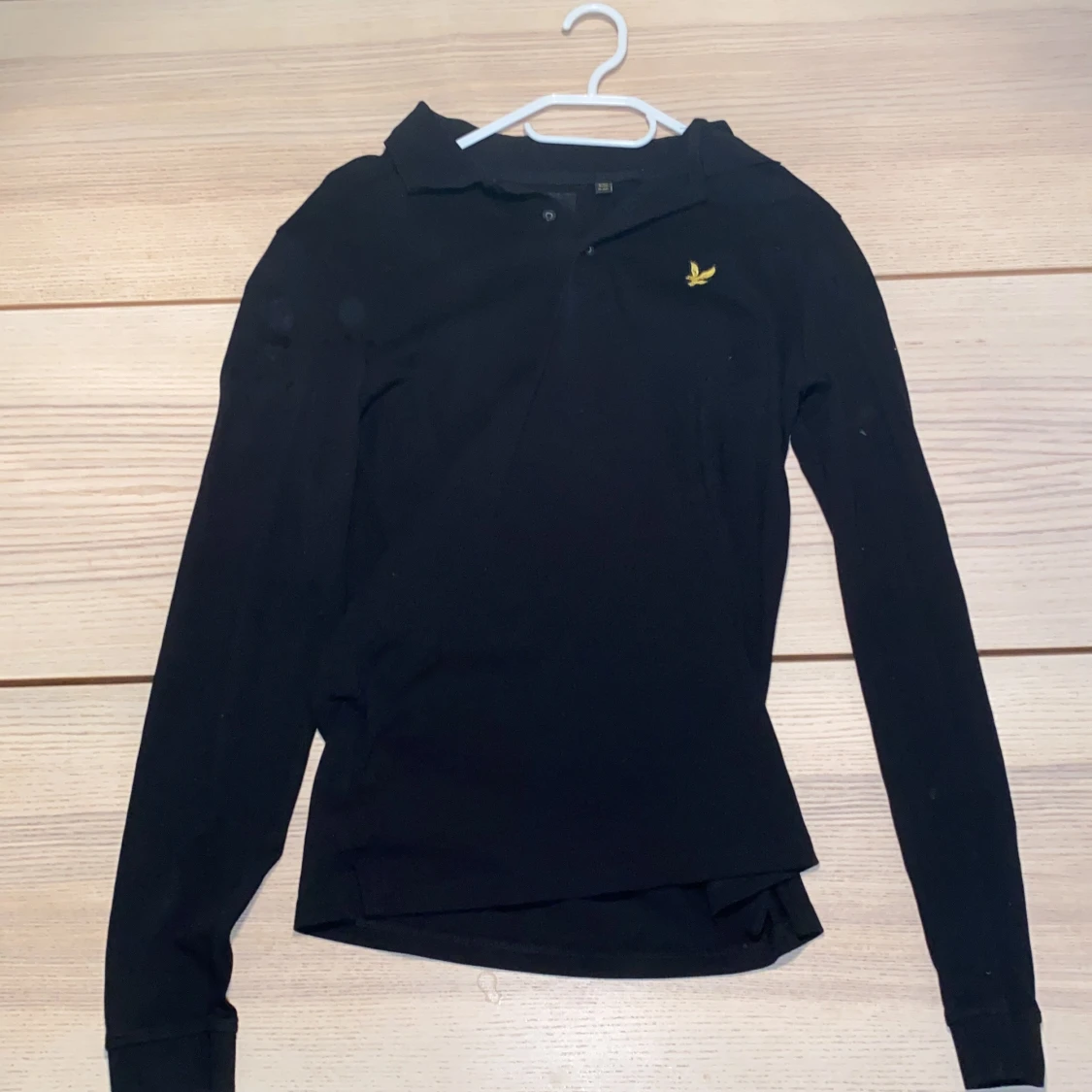Svart pikétröja från Lyle & Scott