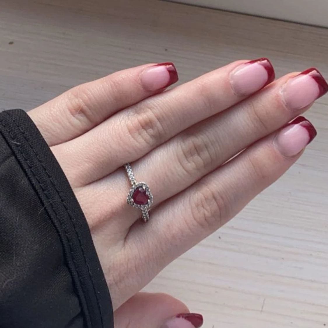 Silverring med röd hjärtformad sten från Pandora - 90