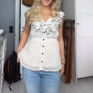 Prickig blus - Säljer denna super fina prickiga blusen som är i storlek 38. Inga defekter super fin till både vardags och till fest❤️Finns inte att köpa längre