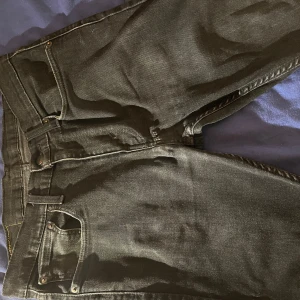 Svarta jeans från Levi's - Säljer ett par svarta Levi's jeans i bra skick. De har en klassisk femficksdesign och är perfekta för både vardag och fest. Jeansen har en normal passform och är tillverkade i slitstarkt denim. Perfekta för höst och vinter!