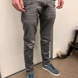 Replay Anbass - Säljer ett par jävligt feta replay anbass slim fit jeans i storleken 30/32. Skick 9,5/10 knappt använda. Kom dm för mer frågor!
