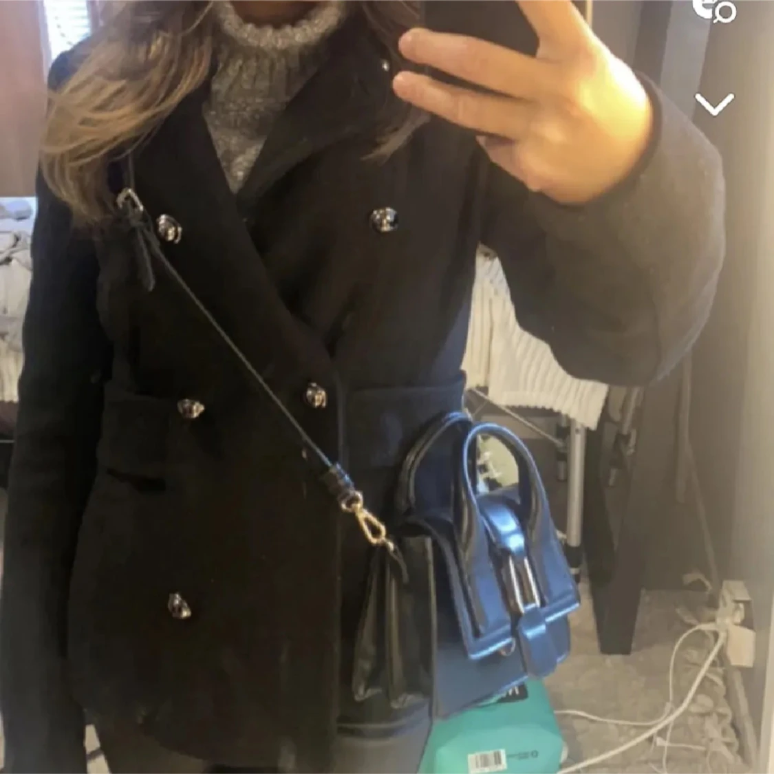 Svart kappa med knappar