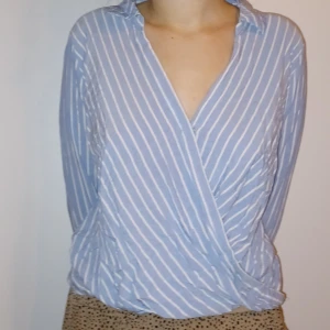 Omlott skorta - Blå,vit randig skjorta med omlott.