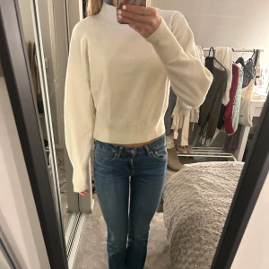 Vit stickad polo tröja från &OTHER STORIES - Säljer en superfin vit stickad polo tröja från & Other Stories då den börjat bli för liten för mig. Den är i bra skick, lite nopprig. Nypris 550kr säljes för 180kr