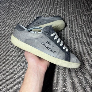 Saint Laurent  - Saint Laurent skor i riktigt bra skick! St 43 tts, dust bag medföljer vid köp! Endast Byte mot helvita Dolce Gabbana Portofino skor. Behöver 3300 minst. Vid minsta fundering är det bara att höra av dig 🤝