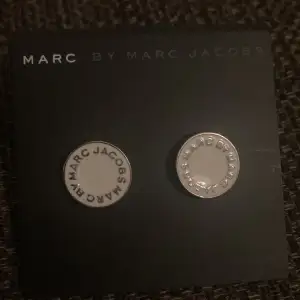 Snygga och stilrena silverfärgade örhängen från Marc by Marc Jacobs. De är runda.. Perfekta för både vardag och fest! 🖤