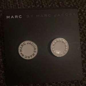 Silverfärgade örhängen från Marc by Marc Jacobs - Snygga och stilrena silverfärgade örhängen från Marc by Marc Jacobs. De är runda.. Perfekta för både vardag och fest! 🖤