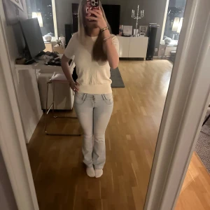 Vit kortärmad tröja - Söt stilren kräm vit kortärmad tröja i mjukt fin stickat material. Tröjan har även en ribbad kant vid midjan som ger en snygg passform. Passar både vinter som sommar🤍