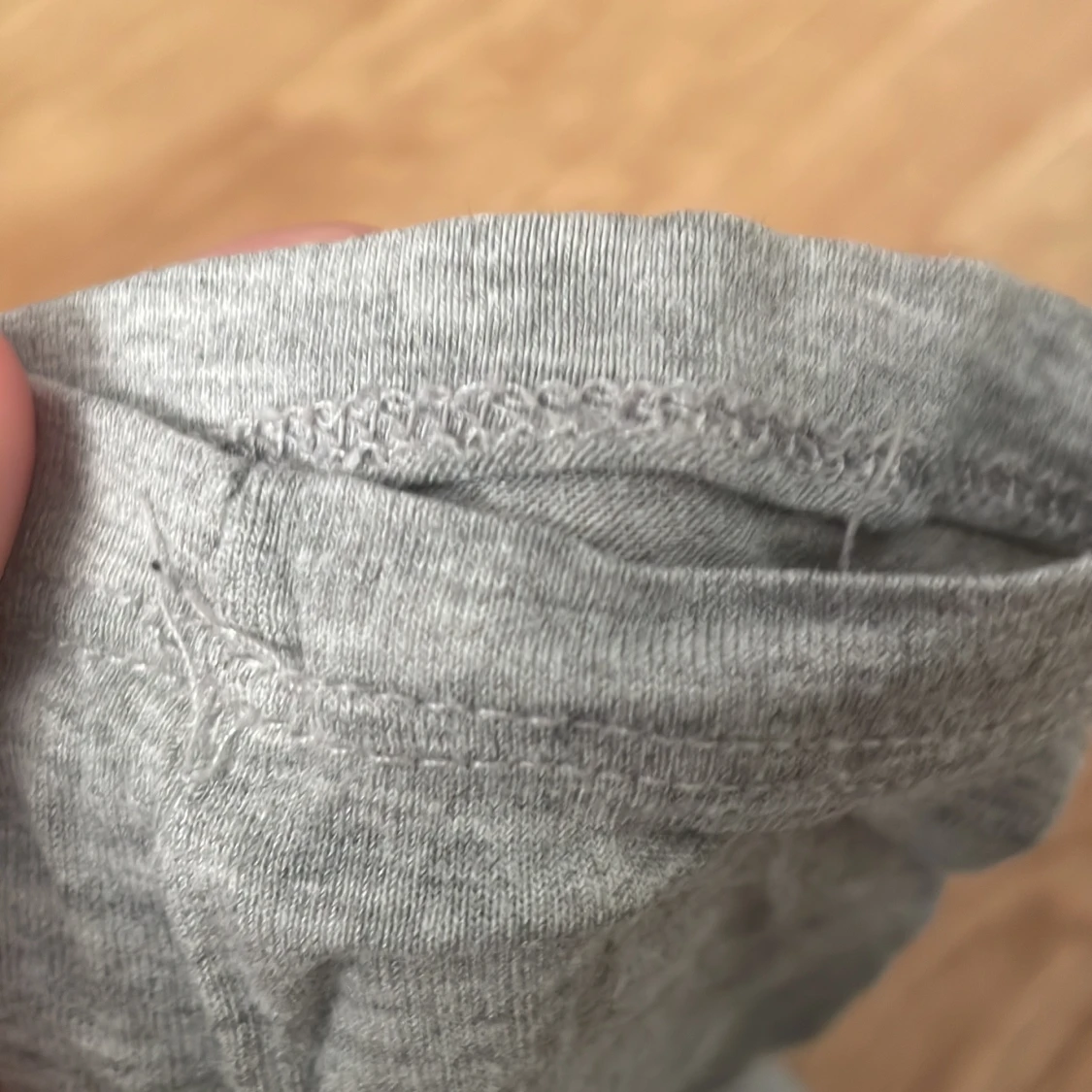 Grå långärmad tröja med spetsdetaljer - 93