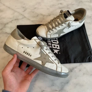 Golden goose skor - Säljer dessa sjukt snygga Golden goose skor. Storlek 40 väldigt fint skick. Vid minsta fråga eller fundering är det bara att kontakta oss.