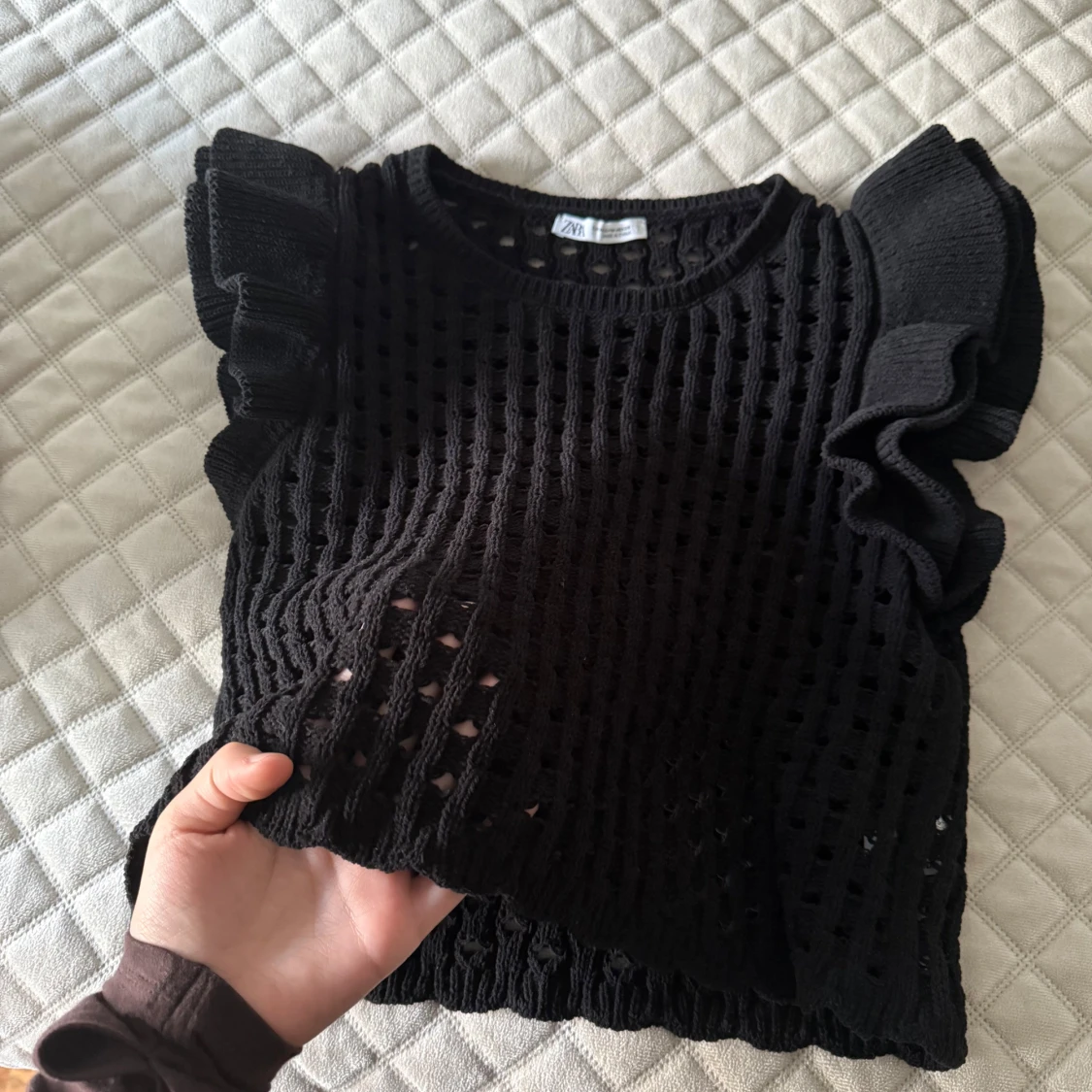 Svart stickad topp med volangärmar från Zara - 90