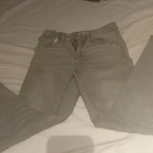 Grå jeans med pärldetaljer - Säljer ett par snygga grå jeans i bra skick. De har pärldetaljer vid fickorna som ger en extra touch. Perfekta för både vardag och fest! Passformen är normal.låg miljarder.de är lite stora på mig så därför säljer jag🩷