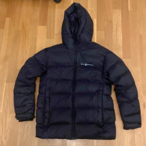 Sail racing puffer - Säljer en svart dunjacka från Sail Racing i bra skick. Använd cirka 2 vintrar. Skriv vid minsta fundering om pris eller fler bilder mm!