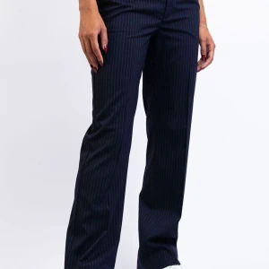 Madlady kostymbyxor - Jag säljer dessa kostymbyxor pga att de var för korta (jag är 176). Prislappen är borttagen men byxorna är endast använda 2 gånger. De är mid waist i storlek 34 (xs) och de är i längden regular. Pris kan diskuteras💕