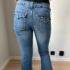 Lågmidjade jeans - Lågmidjade jeans med coola bakfickor. Tjejen på bilden är 165cm