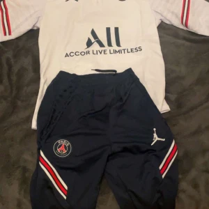 PSG tracksuit - Väldigt bra skick på tracksuiten 👍👍. Aldrig använd. Skriv om ni har några frågor eller någonting!