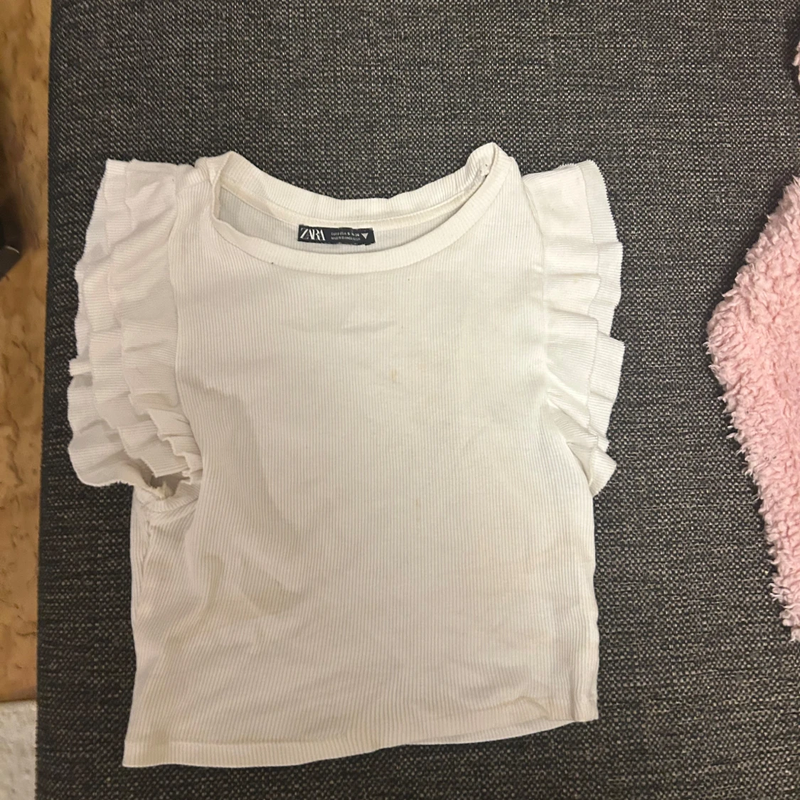 Vit ribbad topp med volangärmar från Zara - 90