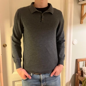 Grå rugby tröja från John Henric. 100 % merinoull  - Säljer en grå rugby tröja från John Henric i mycket bra skick✅. Den är i storlek L men passar bättre som M. Modellen är 185 cm. Den kostar runt 1000 kr i nypris men säljs inte längre. Passar bra till hösten och vintern med lite varmare tröja🍂❄️! Skriv gällande funderingar!👍