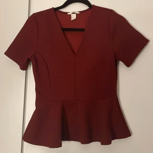 Vinröd topp - As fin topp som går in i midjan litegrann! Aldrig använd och är i jätteskönt material