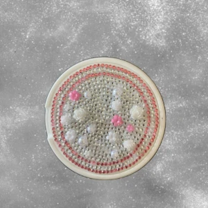 Dekorerad snusdosa med pärlor och blommor - En superfin snusdosa deckorerad med silvriga och rosa stenar