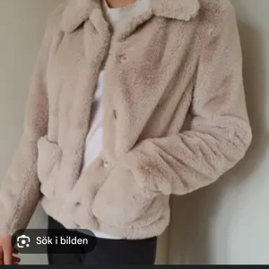Beige teddyjacka - Mysig beige teddyjacka i mycket bra skick. Perfekt för höst och vinter med sin fluffiga och varma design. Jackan har långa ärmar och knappar framtill. Den är både stilren och bekväm, idealisk för kyliga dagar. Har används fåtal gånger❤️ storlek s-m (passar båda)