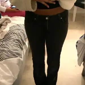  Super fina svarta lågmidjade jeans från Hm, säljs inte längre. Säljer då dom är lite för små för mig dom är lite missfärgade som ni ser på bilden. Dm för privat  bilder🥰❣️💓