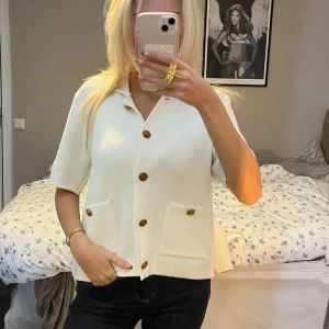 Kofta  - Kofta med knappar (knapparna ser rätt rostiga ut) 