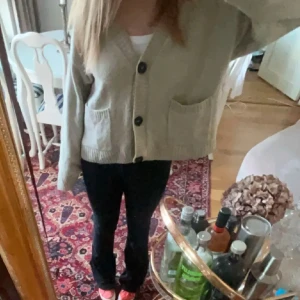 Kofta med fickor - Jättefin kofta från h&m! Köpte den på Sellpy men är i superfint skick!💗perfekt nu till hösten och vintern. Tröjan är beige/ lite grön