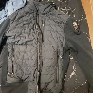 Svart fleecejacka från Parajumpers - Säljer en snygg svart fleecejacka från Parajumpers i storlek S. Jackan har en quiltad design med dragkedja och är perfekt för höst och vår. Den har långa ärmar och en bekväm passform. Perfekt för dig som vill ha både stil och komfort! Priset kan diskuteras också.