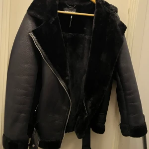 AVIATOR JACKA - Aviator läder jacka köpt på zalando 2 år sen, orginal pris 1200kr, säljer för 700kr men pris kan diskuteras. Super fin och varm till höst/vinter ⭐️🫧