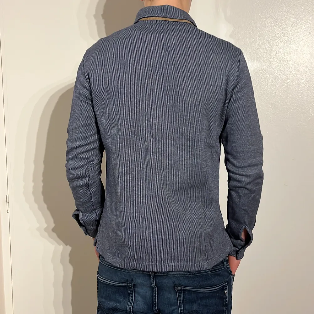 Massimo Dutti Lång Piké | Skick 9/10 |Size - S/M | Nypris 1500 mitt pris 399 | Hör av dig vid minsta fråga eller fundering📩. Tröjor & Koftor.