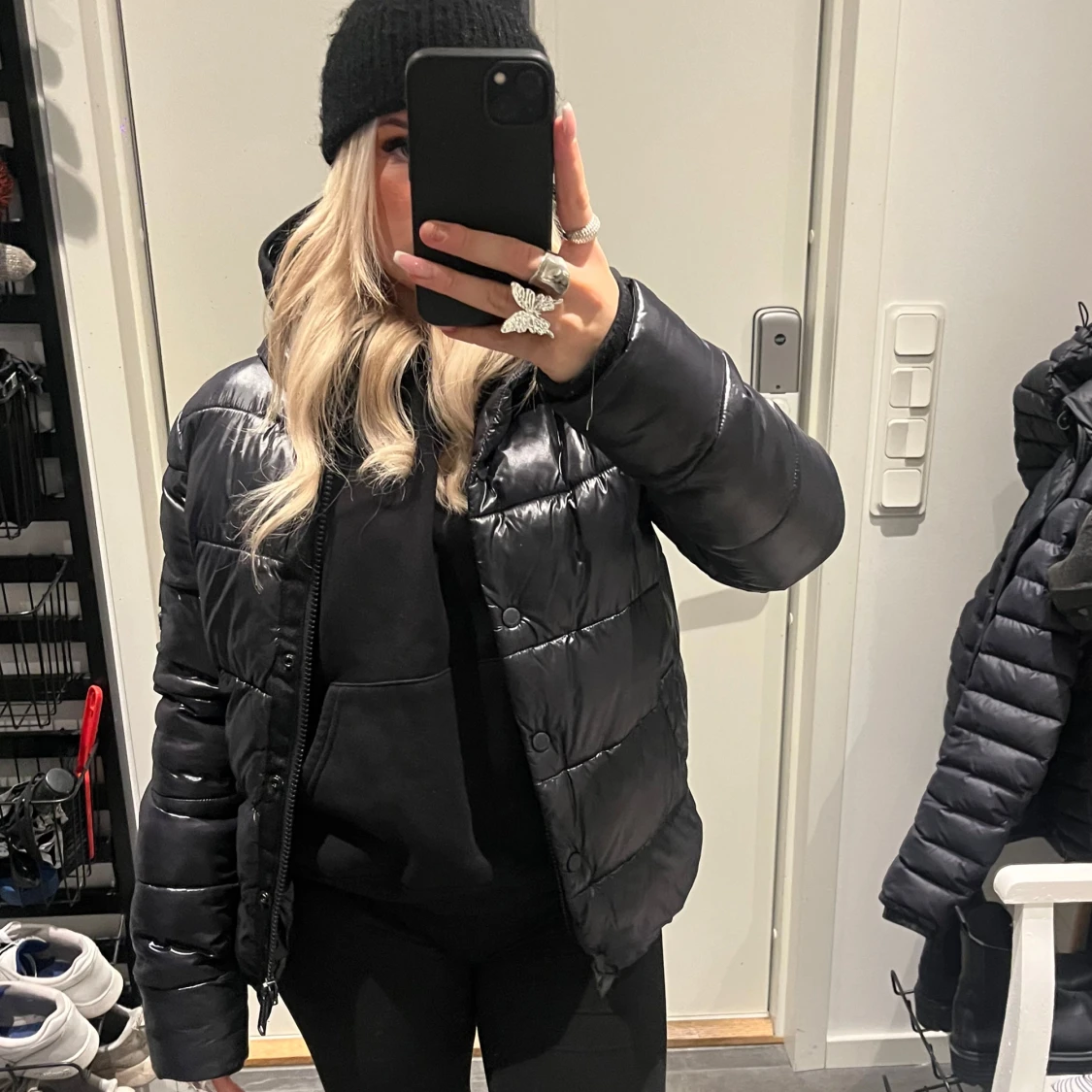 Svart glansig dunjacka