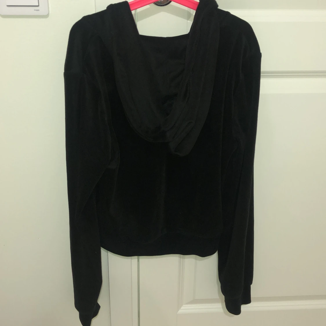 Svart hoodie från Gina Tricot - 90