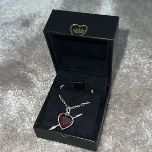 Rebel love necklace från Maria Nilsdotter - Säljer ett rebel Love necklace från Maria Nilsdotter i silver och röd sten. Kedjan är 45 cm. Det är i nyskick och har inga defekter. Ordninare pris: 4295kr. Nypris: 3795kr. Skriv om du har mer frågor❤️