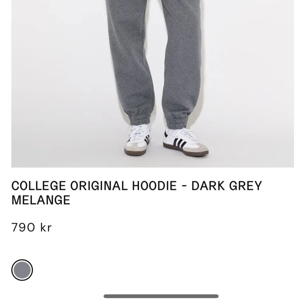 Säljer en snygg och bekväm mörkgrå hoodie från lxa. Fick nyss hem den men passade inte mig, storlek xs men oversized så passar s med! Alla lappar samt plasten finns kvar , slutsåld!. Tröjor & Koftor.