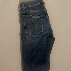 Tiger of sweden jeans i mycket fint skick, modellen är evolve och storlek 31/32 och är slim fit - Säljer ett par snygga blå jeans i bra skick. De har en klassisk femficksdesign och en bekväm passform. Perfekta för både vardag och fest! 🕺