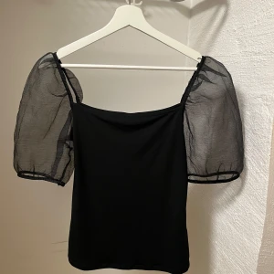 Svart topp med puffärmar från Gina Tricot - Jättefin festtopp från Gina Tricot som jag tyvärr inte får användning för längre💕