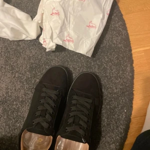  Christian Louboutin - Säljer ett par snygga Loubs använda 4 gånger men inget man tänker på skick 10/10 absolut inga skador. Självklart äkta kvitto följer med.