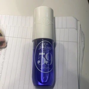 Sol de Janeiro Parfym - Säljer en helt ny oanvänd Sol de Janeiro parfym i en snygg blå flaska med vit kork. Doften är en mix av vanilj, orkidé och sandelträ. Perfekt för att känna sig fräsch och exotisk. Flaskan är stilren och lätt att ta med sig.