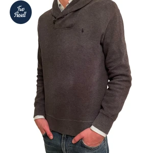 Mörkgrå tröja med bruna armbågslappar - Säljer en snygg mörkgrå tröja från Ralph Lauren.  Tröjan har en stilren design perfekt för både vardag och lite finare tillfällen. Skick 9/10 inga defekter